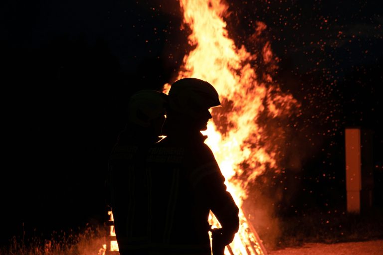 Teljes egészében lángokba borult egy családi ház Dombóváron szombat reggel