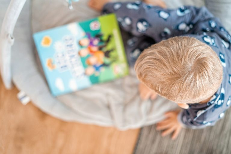 Hosszabb távon komoly negatív következményei lehetnek annak, ha sokat ül a gyerek