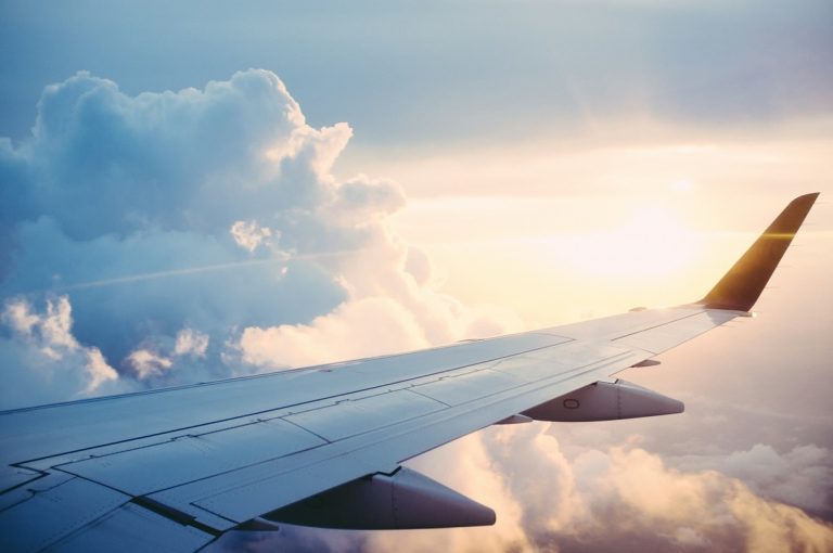 Utazók, figyelem: csökkennek a repülőjegyárak