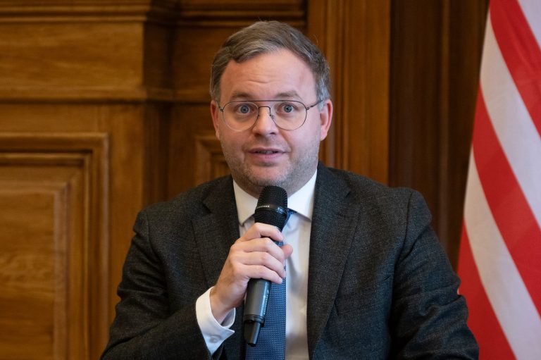 MCC-s diákokkal készült fotó miatt szócsatázott Orbán Balázs és Magyar Péter