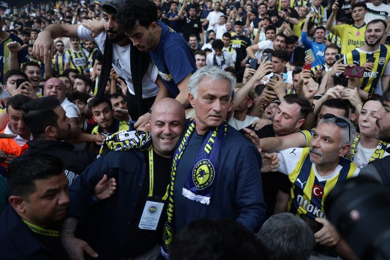 Őrületes és őrjöngő tömeg várta Mourinhót a Fenerbahce stadionjában (videók)