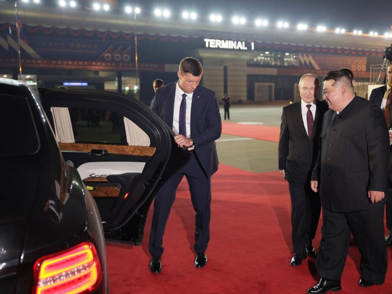 Kim Dzsong Un azt akarta, Putyin szálljon be először a limuzinba (videó)