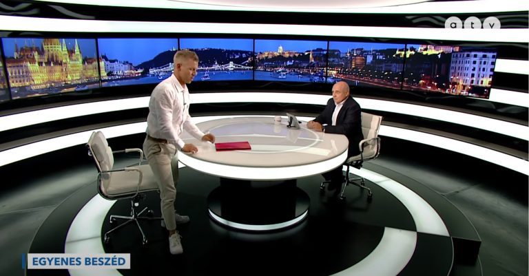 Videón a jelenet, ahogyan Magyar Péter kisétál az ATV élő adásából