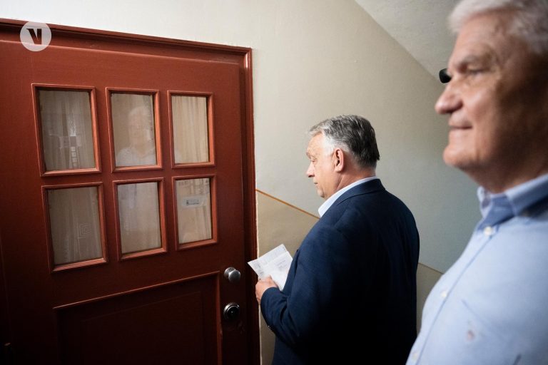 Orbán Viktor is beállt kopogtatni az 1 milliós napon (fotók)