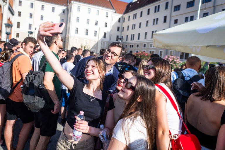 Így nézte együtt a tömeggel a magyar meccset Karácsony Gergely (fotók)