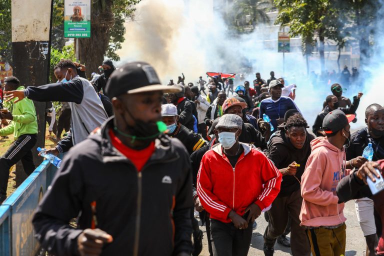 Kenyai tüntetés: a demonstrálók megrohamozták és felgyújtották a parlamentet