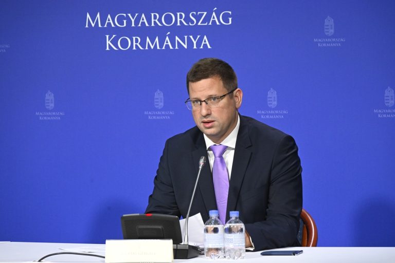 Gulyás Gergely szerint legalább az érvénytelen szavazatokat újra kellene számolni Budapesten