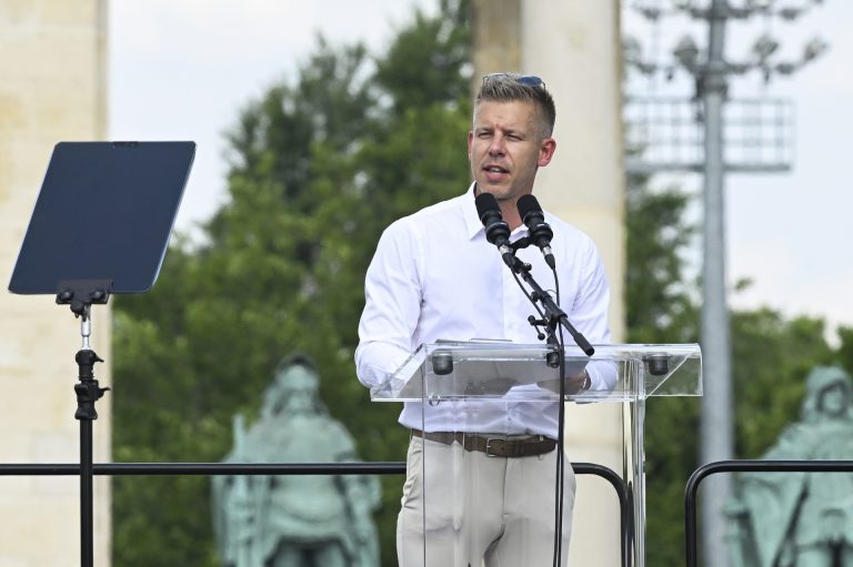 Magyar Péter videóban üzent szavazata leadása előtt, Gyurcsány is szóba került