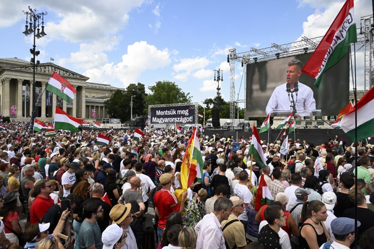 Magyar Péter bejelentést tett a Manfred Weberrel való találkozót követően