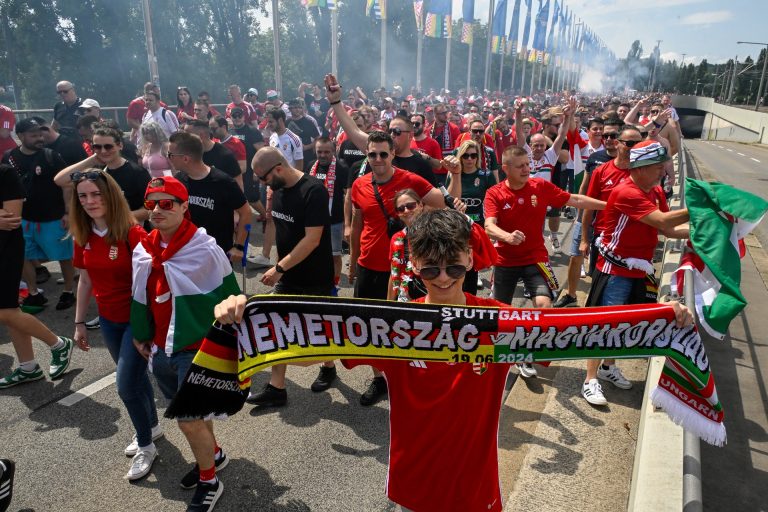 Helyszíni fotókon a vonuló hatalmas magyar szurkolói tömeg az Európa-bajnokságról
