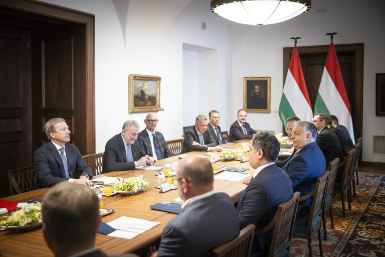 Extra hosszú napja van Orbán Viktornak, de nem lép rá a fékre
