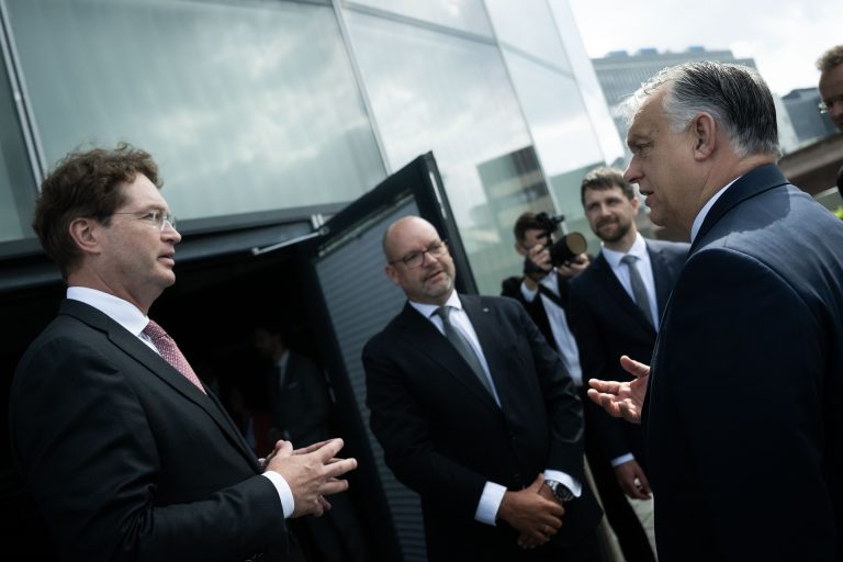 Fegyveres őrizet mellett nézhette meg Orbán Viktor a még be nem mutatott Mercedeseket
