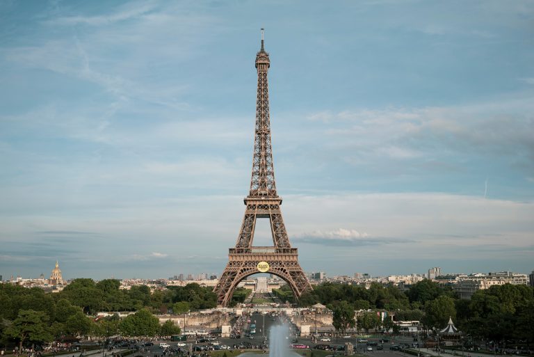 Öt koporsót helyetek el a párizsi Eiffel-torony előtt (fotóval)