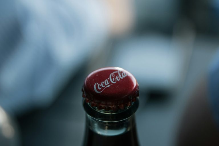 Címke nélküli, újrahasznosított PET-ből készült palackot hozhat forgalomba a Coca-Cola