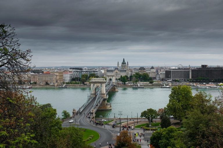 OVF: Budapesten hétvégére az alsó rakpartot is megközelítheti a Duna