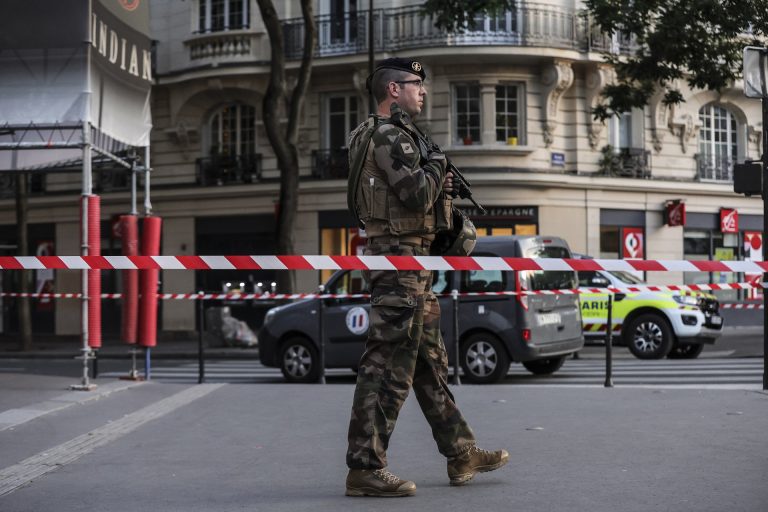 Kávézóba hajtott egy autós Párizsban, egy ember meghalt