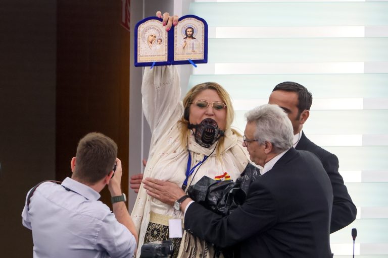 Szájkosárban üvöltözött egy román képviselő az EP ülésén, kivezették a teremből