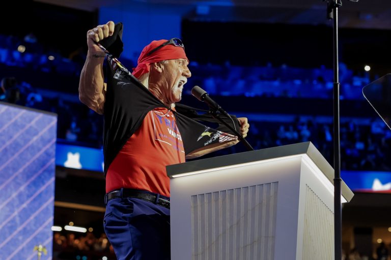 Hulk Hogan széttépte a pólóját és ordibált Donald Trump nagy eseményén (videó)