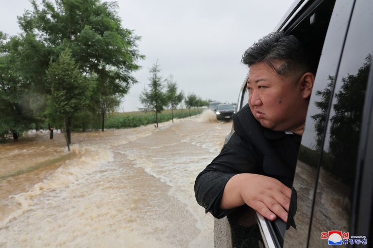 Kim Dzsong Un váratlanul megjelent a kínai határ közelében