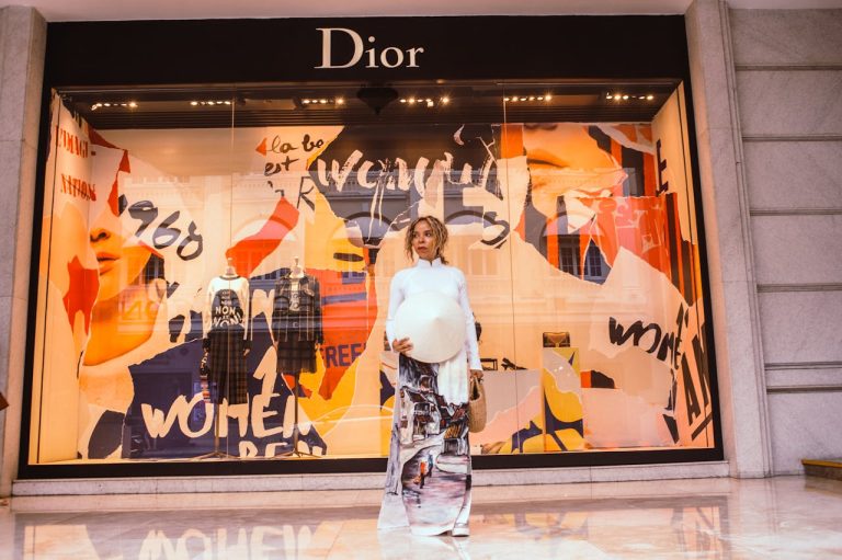 Lebukott a luxusipar: 20 ezer forintos táskát árul egymillióért a Dior