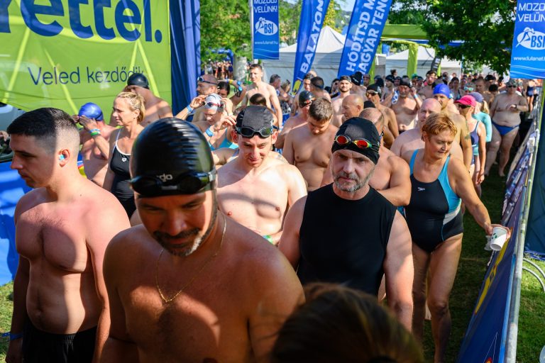 Volt, aki matyó népviseletben úszta át a Balatont