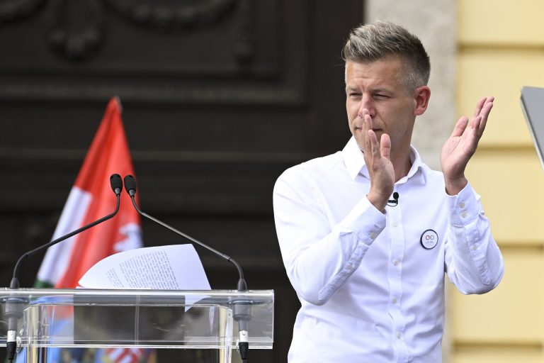 Magyar Péter szerint ámokfutás zajlik Gyurcsányéknál, elvenné a DK szavazóit és Kormányinfót tart
