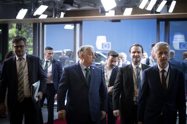 Magyarország szavazati jogának felfüggesztését kéri EP-képviselők egy csoportja