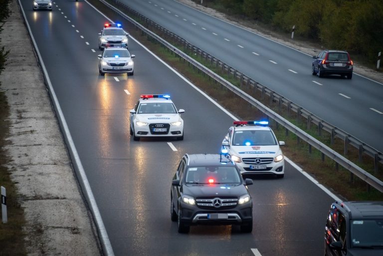Delegációs konvojok miatt adott ki figyelmeztetést a rendőrség