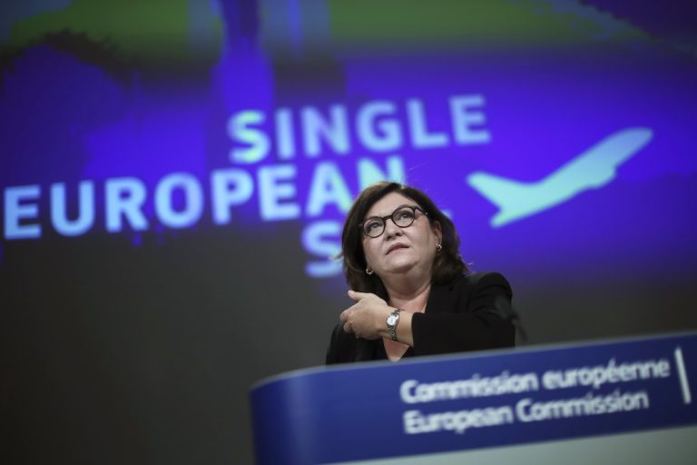 Két uniós biztos is bejelentette lemondását