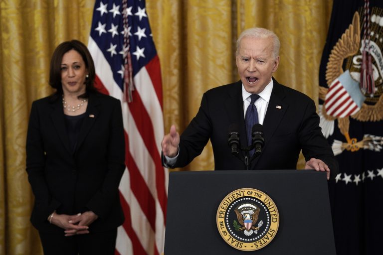Joe Biden a visszalépésével az USA első női elnökét ünnepelné