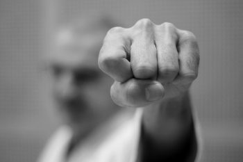 Egy újabb vád szerint bepisilt egy kisfiú edzés közben a karateedző miatt