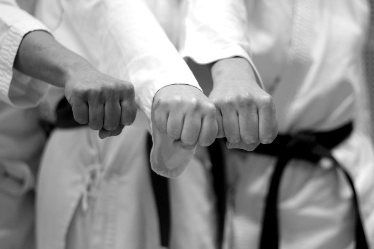 Elfogatóparancsot adhatnak ki a gyermekbántalmazó karateedző ellen