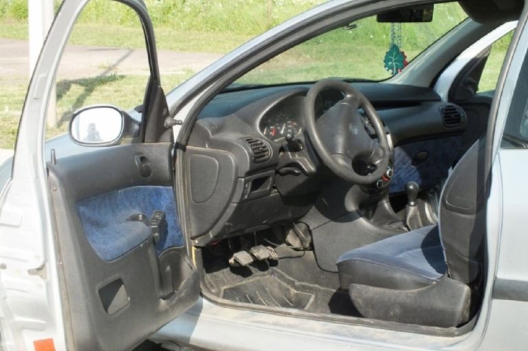 Egy nyitva hagyott autót lopott el egy 15 éves fiú