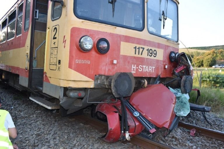 Megrázó helyszíni fotók a halálos tolnai vonatbalesetről