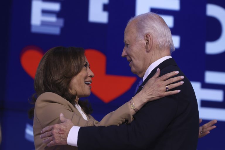 Így sírta el magát Joe Biden, Kamala Harris szereti őt (videó)