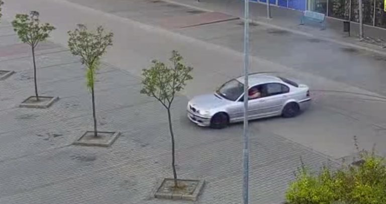 Nevetségesen ügyetlen és veszélyes BMW-st vettek videóra egy kiskunhalasi parkolóban (videó)