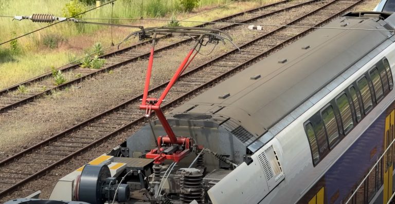 Még mindig küzdenek a vasúti kocsi tetején játszott 15 éves fiú életéért