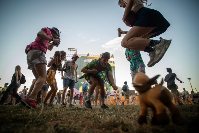 Megjelentek a palackgyűjtögetők a Sziget fesztivál környékén