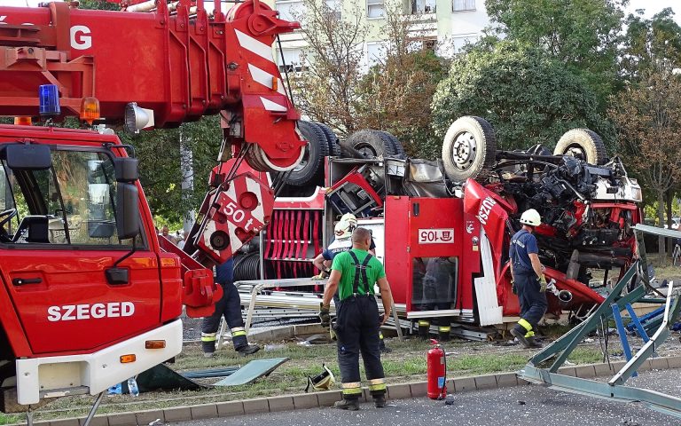 Helyszíni fotók a Szegeden történt súlyos tűzoltóautó-balesetről