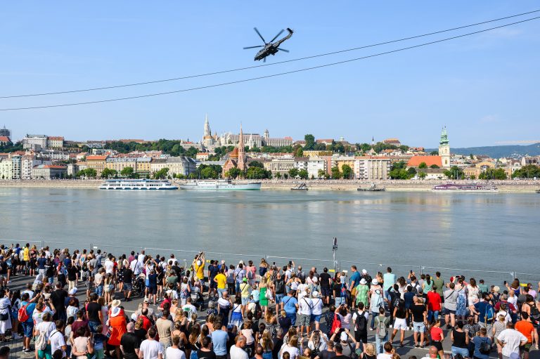 Újraélesztettek egy idős nőt a budapesti alsó rakparton kedd délelőtt