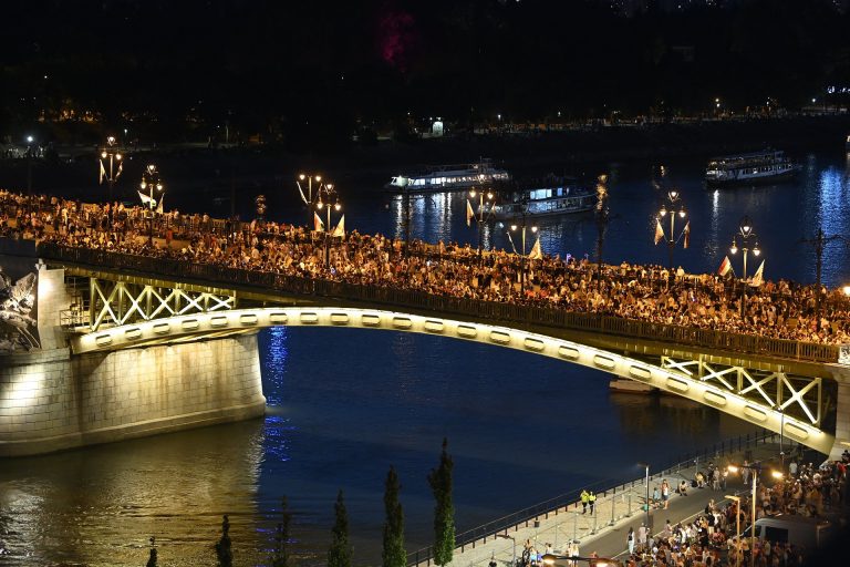 A Máv is bejelentést tett a tűzijáték csúsztatása miatt