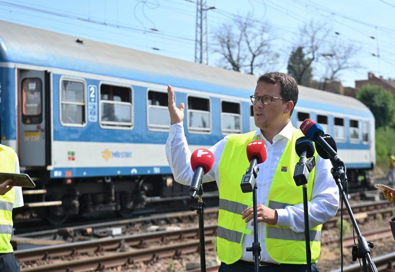 Vonatkisiklás a Keleti pályaudvarnál: napszemüveges szelfivel köszönt be Vitézy Dávid