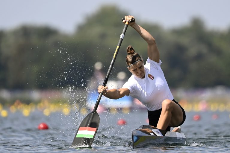 Nem várt bravúr a párizsi olimpián, Takács Kincső is döntős a kenusok mezőnyében