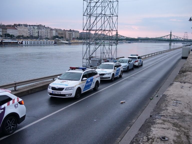 Fiatalok tűntek el a Dunában az Erzsébet híd lábánál, búvárok is érkeztek a helyszínre