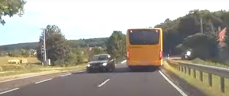 Videón, ahogy hatalmas frontális karambolt védett ki egy buszsofőr