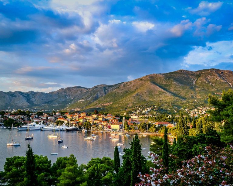 Tilos a fürdőzés az egyik horvát strandon, szennyezett a tenger