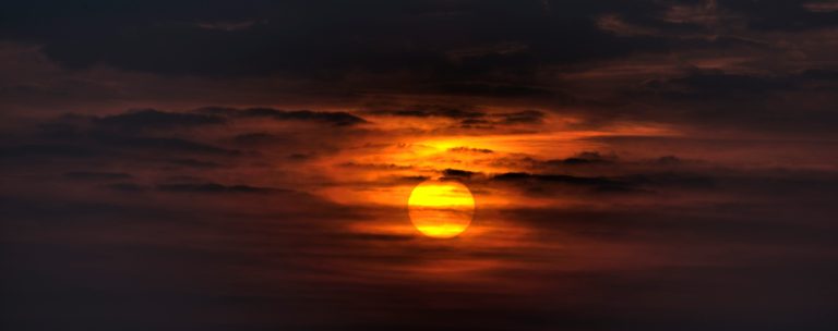 Egy rendkívül izzadós péntek várhat ránk, 36°C is lehet