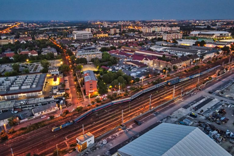 Vonatkisiklás a Keleti pályaudvarnál: továbbra is tart a műszaki mentés