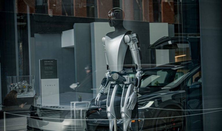 Mesés fizetésért keres tanítókat a Tesla, humanoid robot lesz a kisdiák