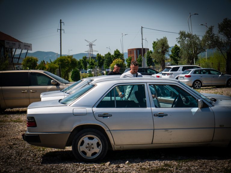 Kabát FC: ősrégi és darabokban lévő Mercedeseket kaptak Kabáték céges autónak